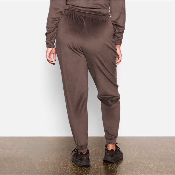 SKIMS VELOUR JOGGER color: AMETHYST - Picture 3 of 9